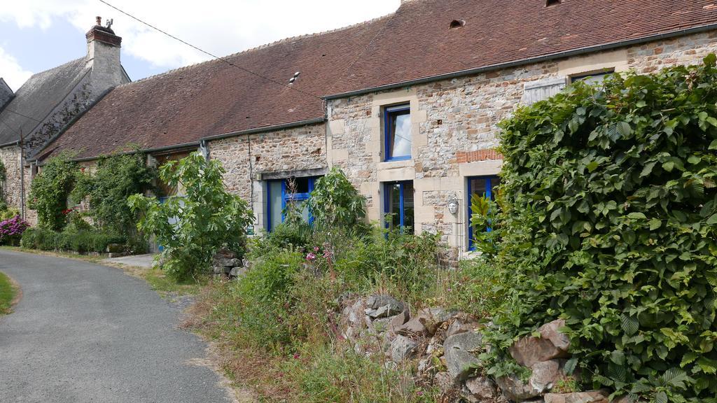 La Cage Aux Oiseaux Acomodação com café da manhã La Lande-de-Goult Exterior foto
